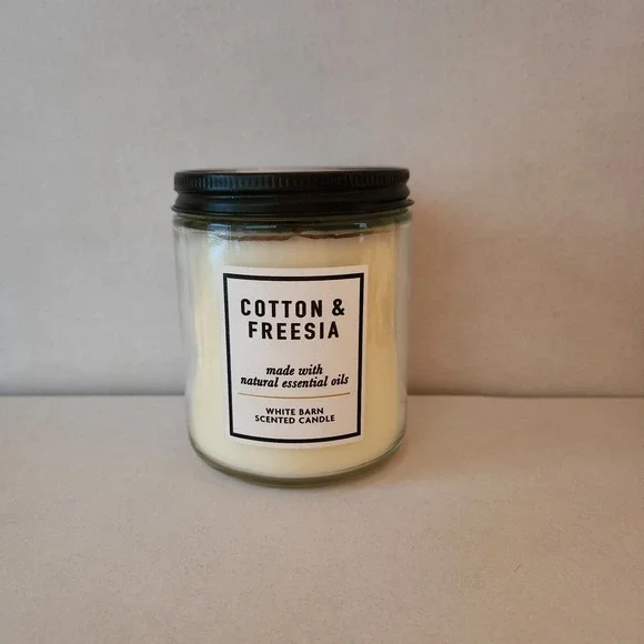 White Barn Candles 7 Oz Cotton‎ And Freesia, Fresh Cut Flowers - Picture 2 of 7